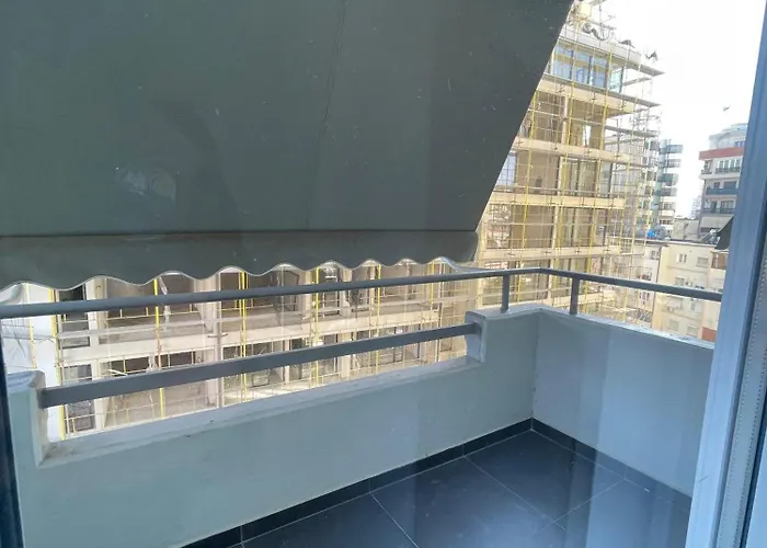 - 2 Bedroom דירה